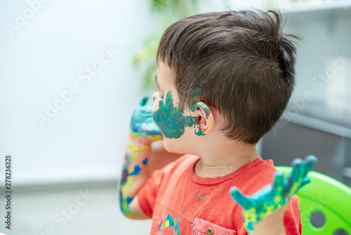 Niño con la cara llena de pintura 30