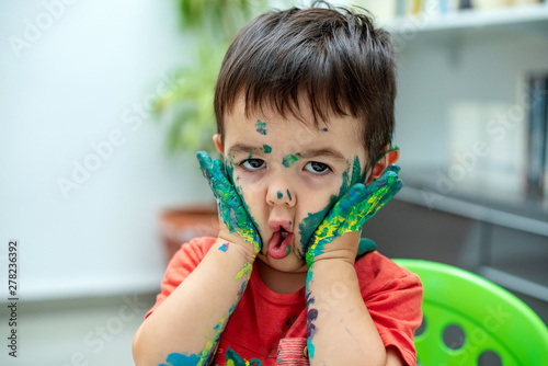 Niño con la cara llena de pintura 24