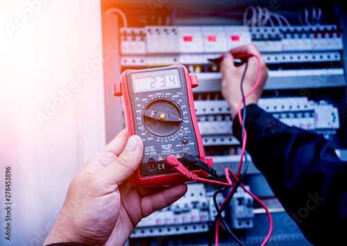 Electrical measurements with multimeter tester