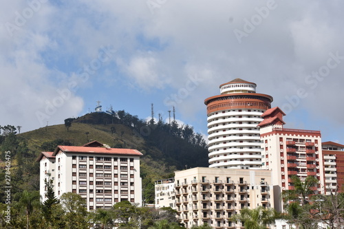 Prédio redondo e outros edifícios para estadia em cidade turística do interior de São Paulo, Brasil