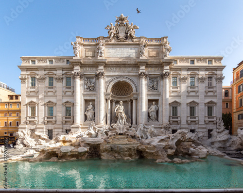 Fontanna di Trevi (Fontana di Trevi) wczesnym rankiem, słynna fontanna w dzielnicy Trevi w Rzymie - Włochy.