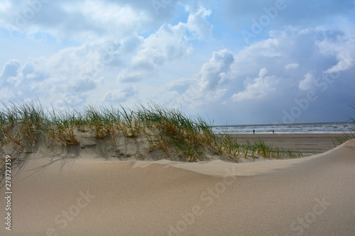 Dünen am Nordsee Strand. Landschaften in Niederlande der Deutschland mit blauem Himmel, Sonnenschein und Wolken. 