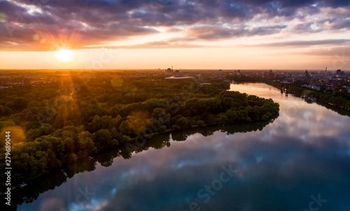 Farbenprächtiger Sonnenuntergang über dem Maschsee in Hannover / Colorful sunset above Maschsee lake in the city of Hanover