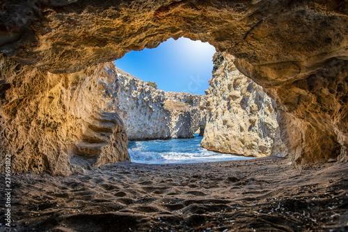 Die Höhle und Strand von Papafragas auf der Insel Milos, tief im vulkanischen Felsen mit türkisem Meer und Sonnenschein, Kykladen, Griechenland