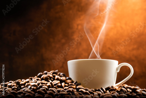 Filiżanka gorącej kawy z ziaren kawy