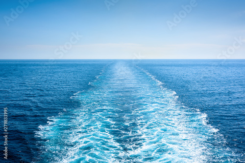 Straight ship trace in a high seas