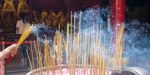 Burning incense sticks at Quan Am Pagoda in Saigon, Vietnam ホーチミン、チョロンの寺院