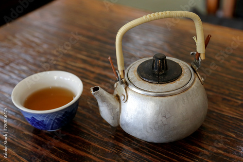 街道沿いの食堂にて、使い込まれたアルマイト製薬缶に冷えた麦茶。