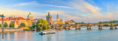 Słynny ikoniczny obraz mostu Karola i panoramę Praguecity