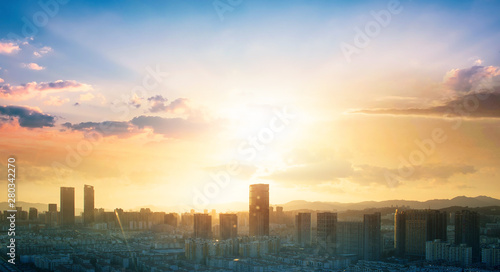 Koncepcja Światowego Dnia Miasta: Streszczenie widok miasta na kolor nieba i chmur pejzaż tło miasta