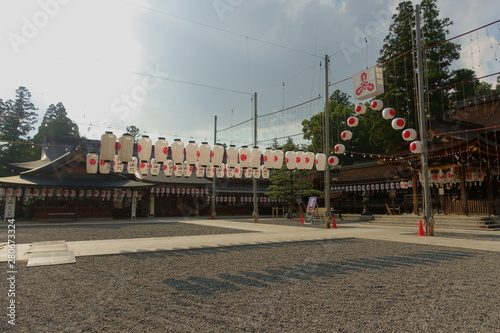 滋賀県、多賀大社で行われる万灯祭の準備風景