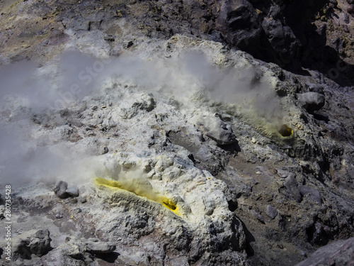 焼岳山頂付近の噴気孔