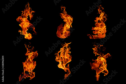 Kolekcja płomieni ognia na białym na czarnym tle, ruch płomieni ognia