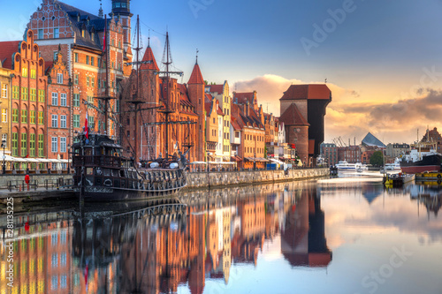 Gdańsk z pięknym starym miasteczkiem nad Motławą przy wschodem słońca, Polska.