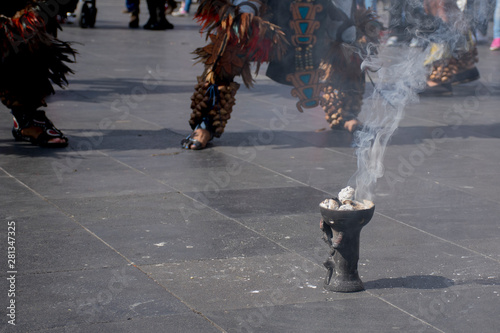 Pies de danzante mexicano con huaraches típicos y ornamentos llamados huesos de fraile, acompañados de copal