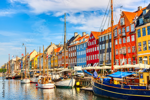 Kultowy widok w Kopenhadze. Sławny stary Nyhavn port w centrum Kopenhaga, Dani podczas lato słonecznego dnia