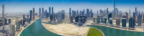 Widok z lotu ptaka panorama na centrum Dubaju, ZEA, w letni dzień.