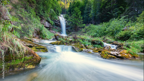 Wilder und wunderschöner Wasserfall nahe Interlaken in der Schweiz
