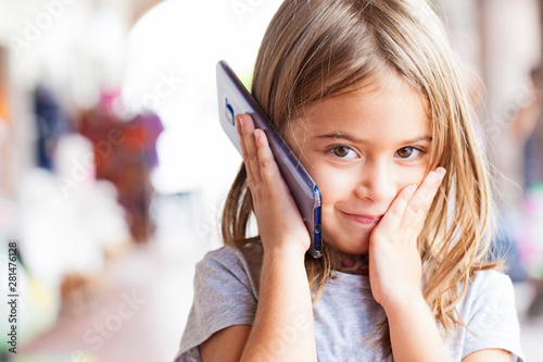 kleines Kind beim Telefonieren