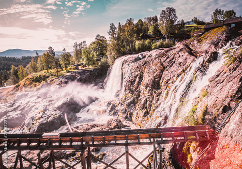 Duży wodospad Haugfossen na rzece Simoa, Amot, Norwegia