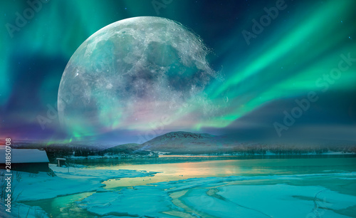 Zorza polarna (Aurora borealis) na niebie z super pełnią księżyca - Tromso, Norwegia Elementy tego zdjęcia dostarczone przez NASA