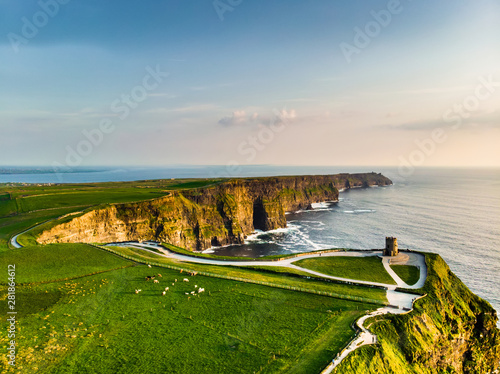 Światowej sławy Cliffs of Moher, jedno z najpopularniejszych miejsc turystycznych w Irlandii. Widok z lotu ptaka znanej atrakcji turystycznej na Wild Atlantic Way w hrabstwie Clare.
