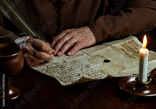 Mittelalter Mönch schreibt Brief mit Feder