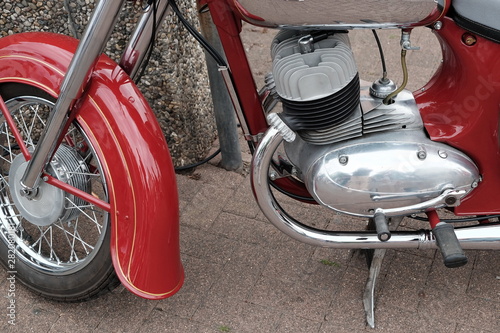 Schutzblech eines Motorrad der Fünfzigerjahre in Rot aus der Tschechoslowakei mit Zweizylinder Zweitaktmotor beim Oldtimertreffen Golden Oldies in Wettenberg Krofdorf-Gleiberg bei Gießen in Hessen
