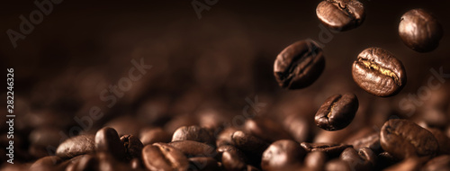 Ziarna Kawy Zbliżenie Na Ciemnym Tle