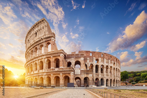 Koloseum lub Flavian Amphitheatre (Amphitheatrum Flavium lub Colosseo), Rzym, Włochy.