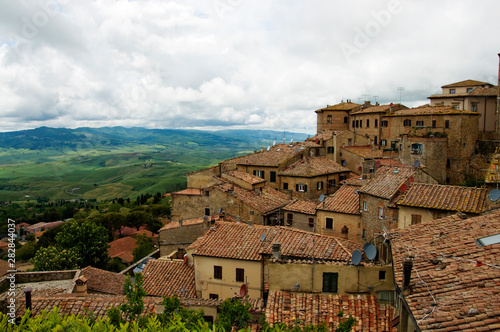 Panorama Volterra z miejskiej bramy wjazdowej