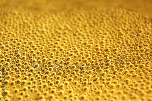 Złote krople piwa, gotującej się wody.