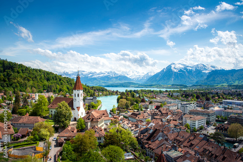 Panorama miasta Thun w kantonie Bern z Alpami i jeziorem Thunersee, Szwajcaria.