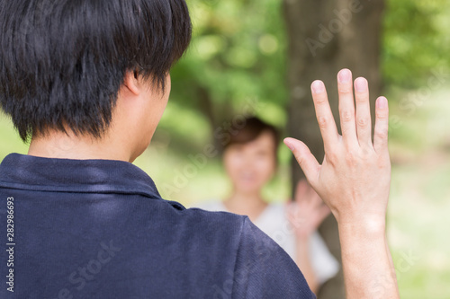 新緑の中の女性