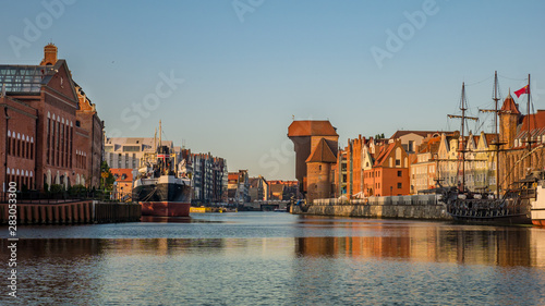 Miasto Gdańsk z najstarszym średniowiecznym dźwigiem portowym o nazwie Żuraw i promenadą wzdłuż brzegu Motławy.