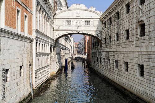 Seufzerbrücke über Kanal Rio di Palazzo, links Dogenpalast, rechts Gefängnis, Venedig, Veneto, Italien, Europa