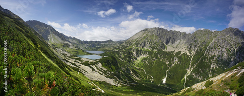 Panorama na Dolinę Roztoki Dolinę Pięciu Stawów i Orlą Perć z podejście na Świstową Czubę