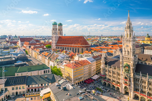 Panoramę Monachium z ratuszem Marienplatz