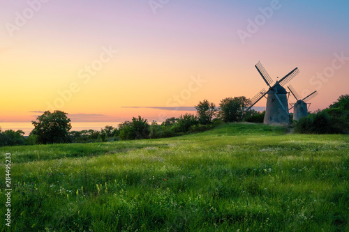 Windmühlen im Sonnenuntergang