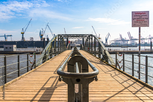 Fischmarkt Brücke mit Blick auf den Hafen, Hamburg, Deutschland