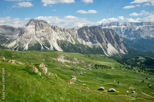 une vallée verte au milieu des montagnes italiennes