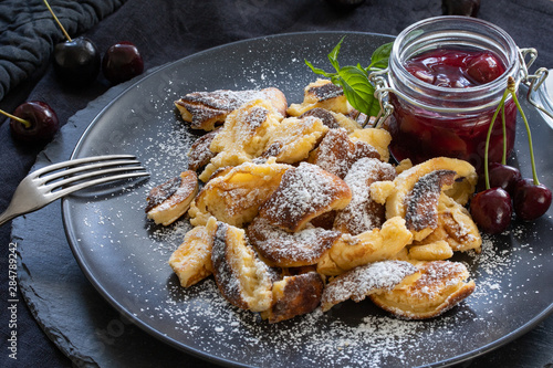 Kaiserschmarrn mit Kirschen auf Teller