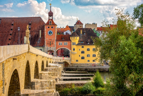 Die Altstadt von Regensburg mit der Steinernen Brücke im Vordergrund