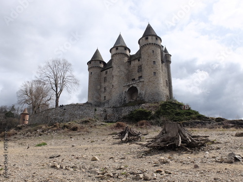 Chateau médiéval château du moyen âge de Val avec lac et ciel d'orage