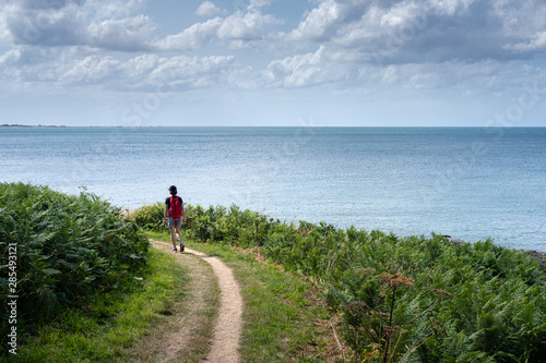 Randonneuse sur un chemin de bord de mer