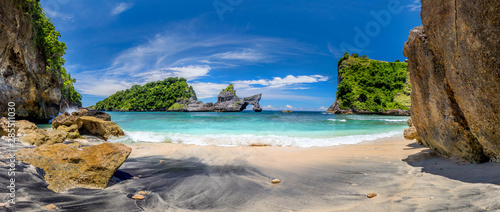 Panorama rajskiej tropikalnej plaży z małą wyspą i doskonałą lazurową czystą wodą