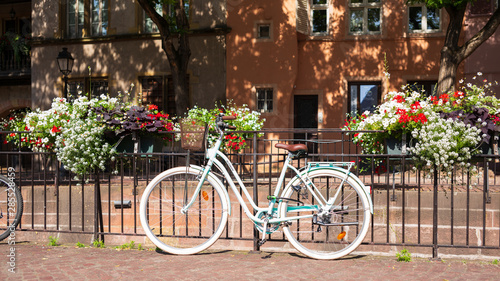 Un vélo dans les rue de Colmar
