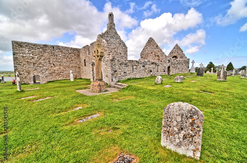  The monastery of Clonmacnoise situated on the River Shannon, Irland