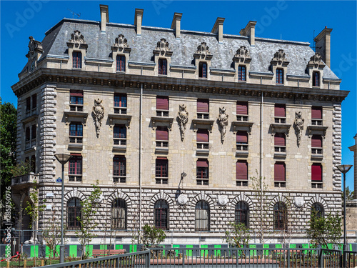immeuble de la Garde Républicaine rue de Sully à Paris
