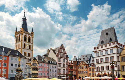 Trier – Hauptmarkt mit Sankt Gangolf und Steipe im Sommer